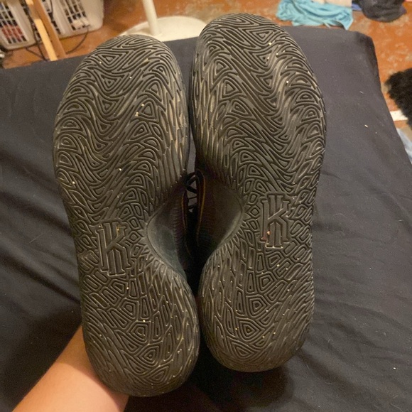 NIKE Kyrie Flytrap 4 Black and Gold metallic athletic shoes. - Picture 4 of 6